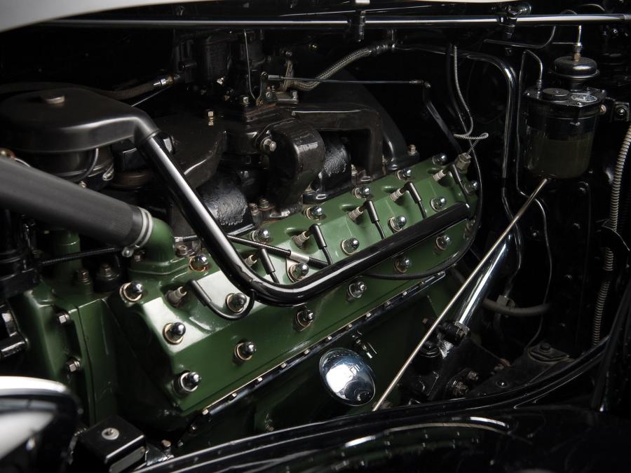 Моторный отсек Packard Twelve Coupe Roadster 1936 года  (фото 3 из 16)
